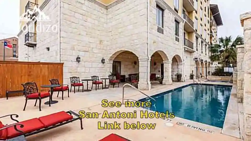 pool in Comfort Suites Alamo/Riverwalk