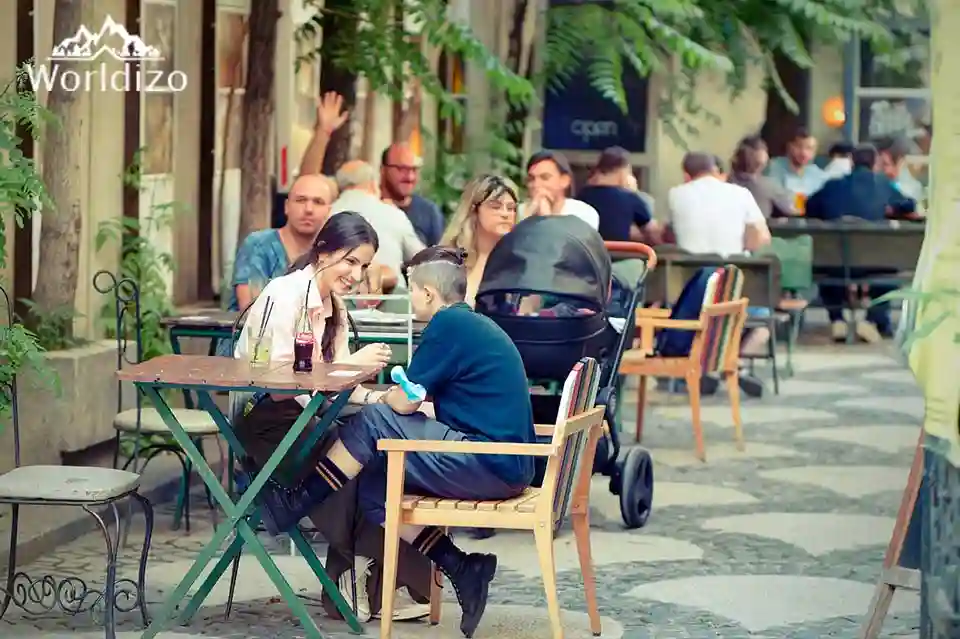 Boy and Girl do dining